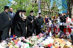 Επίσκεψη του Αρχιεπισκόπου Ιερωνύμου και κατάθεση Στεφάνου στο χώρο της βομβιστικής επιθέσεως του μαραθωνίου της Βοστώνης