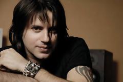 Kοργιαλάς για το «Χαιλ Χίτλερ»: «Ευτυχώς οι παππούδες μου έχουν πεθάνει γιατί θα ‘χαν βάλει τα κλάματα σήμερα»