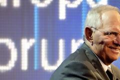 Σόιμπλε: H Κομισιόν φρενάρει την ανάπτυξη