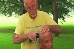 Κουρέας εργάζεται με αντάλλαγμα μια αγκαλιά!