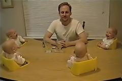 Τετράδυμα ξεκαρδίζονται με τα καμώματα του μπαμπά τους [Video]