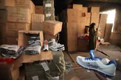 Χιλιάδες προϊόντα «μαϊμού» σε κατάστημα στη Σοφοκλέους