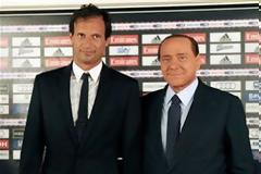 Κάτι θα ξέρει ο Μπερλουσκόνι