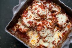 H συνταγή της ημέρας: Μπουτάκια κοτόπουλο με ντομάτα και μοτσαρέλα