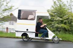 To τροχόσπιτο των ...φτωχών! Κινείται με πετάλι και χωράει τρία άτομα (φωτό)