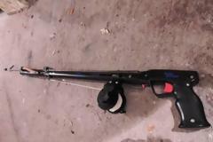 Κεφαλονιά: Kάρφωσε τον αδερφό της με το ψαροντούφεκο γιατί την έκανε μαύρη στο ξύλο