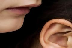 Σαν τους κουφούς που δεν ακούνε το σφύριγμα…