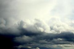 Σύννεφα και βροχές την Kυριακή