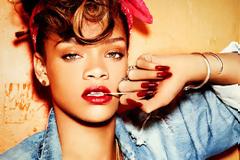 Το γύρο του διαδικτύου κάνει το πρoκλητικό μπλουζάκι της Ριάνα [φωτο]