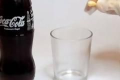 Σοκ ! Δείτε παθαίνει ένα δόντι αν μείνει για ένα 24ωρο σε ένα ποτήρι Coca Cola !