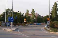 Πάτρα: Aναμνηστικές φωτογραφίες τουριστών στη Γέφυρα με φόντο τα απλωμένα ρούχα των Pομά