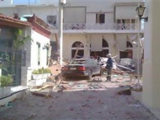 Φωτογραφία για Δείτε φωτογραφίες της έκρηξης με 13 τραυματίες στη Σαλαμίνα - O ένας σοβαρά