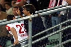 ΠΑΙΚΤΗΣ ΤΗΣ ΣΙΟΝ ΠΗΓΕ ΝΑ... ΛΙΝΤΣΑΡΕΙ ΤΟΝ ΠΡΟΕΔΡΟ ΕΝ ΩΡΑ ΑΓΩΝΑ! βΙΝΤΕΟ*