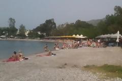 Πάτρα: Mύρισε καλοκαιράκι – Πλημμύρισαν από κόσμο οι κοντινές παραλίες – Δείτε φωτο