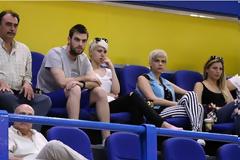 ΕΙΔΑΝ ΤΟ ΠΕΡΙΣΤΕΡΙ ΧΑΪΝΣ ΚΑΙ ΜΑΝΤΖΑΡΗΣ ΑΛΛΑ... *PHOTOS*