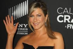 Δείτε τη Jennifer Aniston να κυκλοφορεί χωρίς σουτιέν (φωτός)