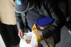 Στην ουρά για λίγα τρόφιμα