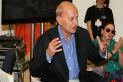 «Κρατείστε ξύπνιο το μυαλό στους σκοτεινούς καιρούς»