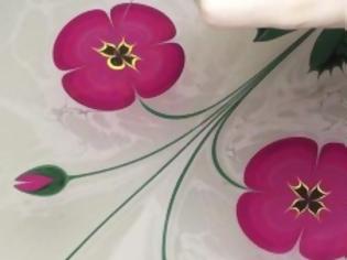 Φωτογραφία για Εκπληκτική ζωγραφική λουλουδιών στο νερό! [Video]
