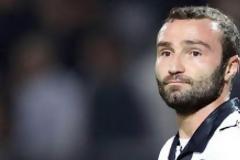 Mαινόμενοι οπαδοί στην Τούμπα κλότσησαν το αυτοκίνητο του Σαλπιγγίδη