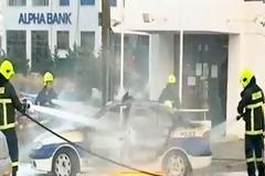 Πανηγύρισαν καίγοντας περιπολικό