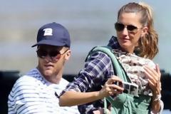 Ποια είναι η πασίγνωστη καλλονή που τη χουφτώνει στο κωλ@ρ@κι, ο αθλητής σύζυγος της;