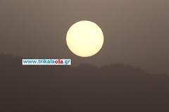 Τρίκαλα: Φανταστικό ηλιοβασίλεμα με φόντο τη σκόνη από την έρημο Σαχάρα