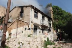 Πάτρα: Υπό πλήρη έλεγχο τέθηκε η πυρκαγιά σε ακατοίκητο διώροφο κτίριο