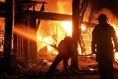 Βόλος: Τυλίχτηκε ξανά στις φλόγες η αποθήκη βιοτεχνίας επίπλων