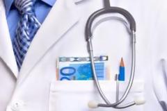 Συνελήφθη γιατρός ΩΡΛ με ταρίφα 2.000 ευρώ για φακελάκι