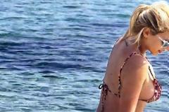Στην παραλία με λεοπάρ μαγιό η Kωνσταντίνα  Σπυροπούλου