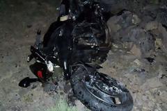 Μηχανή «καρφώθηκε» σε σταθμευμένα οχήματα