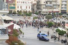 Πάτρα: Την Τετάρτη ξανά στα δικαστήρια οι 4 νεαροί που συνελήφθησαν από την ΕΛ.ΑΣ. - Ένταση κατά την είσοδο τους στο γραφείο του Εισαγγελέα