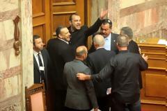 Η Χρυσή Αυγή ζητά τον αποκλεισμό του Δραγασάκη από τη Βουλή