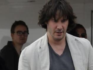 Φωτογραφία για Αγνώριστος ο Keanu Reeves! Εμφανίστηκε γερασμένος και με παραπάνω κιλά