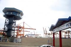 Θέλει ολόκληρο το λιμάνι του Πειραιά η Cosco!