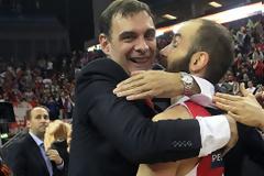 ΥΠΟΚΛΙΣΗ ΣΠΑΝΟΥΛΗ ΣΤΟΝ ΜΠΑΡΤΖΩΚΑ ΚΑΙ ΣΤΗΝ... ΟΙΚΟΓΕΝΕΙΑ ΤΟΥ ΘΡΥΛΟΥ!