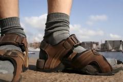 Πακιστάν: «Μη φοράτε σανδάλια με κάλτσες!»