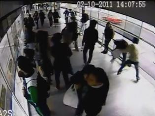 Φωτογραφία για Κλέφτης αρπάζει το κινητό μιας γυναίκας και αμέσως τον χτυπάει λεωφορείο [Video]