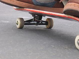 Φωτογραφία για Πάτρα: Έσκασε νέα επικίνδυνη μόδα - Skateboard βράδυ στη μέση του δρόμου, με επικίνδυνους ελιγμούς