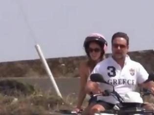Φωτογραφία για O Russell Crowe με μπλουζάκι Greece να αλωνίζει την Μύκονο με γουρούνα! - Δείτε το βίντεο