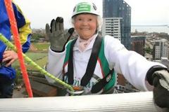 Σούπερ γιαγιά: 99χρονη γιόρτασε τα γενέθλια της με κατάβαση κτιρίου 35 μέτρων! [video]