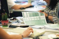 Προβλημάτων συνέχεια για τα έσοδα