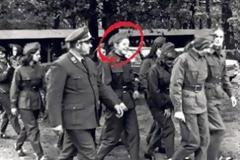 Η νεαρή Άνγκελα με στολή πολιτοφύλακα