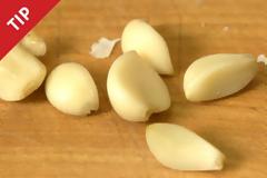 VIDEO: Πώς να καθαρίσετε το σκόρδο σε λιγότερο από 1 λεπτό..