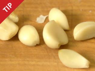 Φωτογραφία για VIDEO: Πώς να καθαρίσετε το σκόρδο σε λιγότερο από 1 λεπτό..