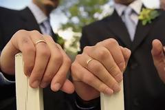 Βρετανία: Υπέρ της θεσμοθέτησης του γάμου των ομοφύλων