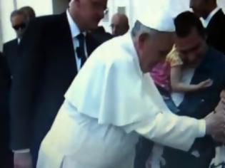 Φωτογραφία για Βίντεο ΣΟΚ με τον Πάπα να τελεί «εξορκισμό» σε πιστό στο Βατικανό κάνει τον γύρο του κόσμου