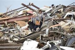 Μπορεί να ξεπεράσουν τα 3 δισ. δολάρια οι ζημιές από τον ανεμοστρόβιλο