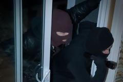 Βρήκε το ληστή στο σπίτι της